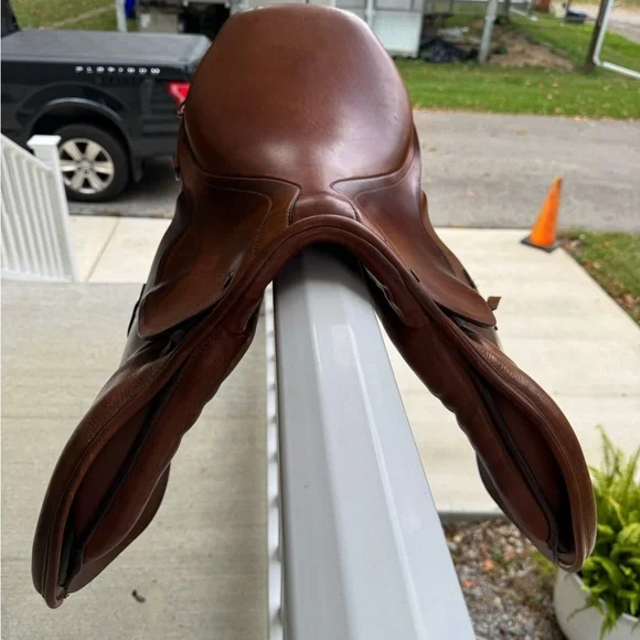 Stübben Edelweiss Jumping Saddle – 16” Seat (Made in Switzerland) - Picture 4 of 16